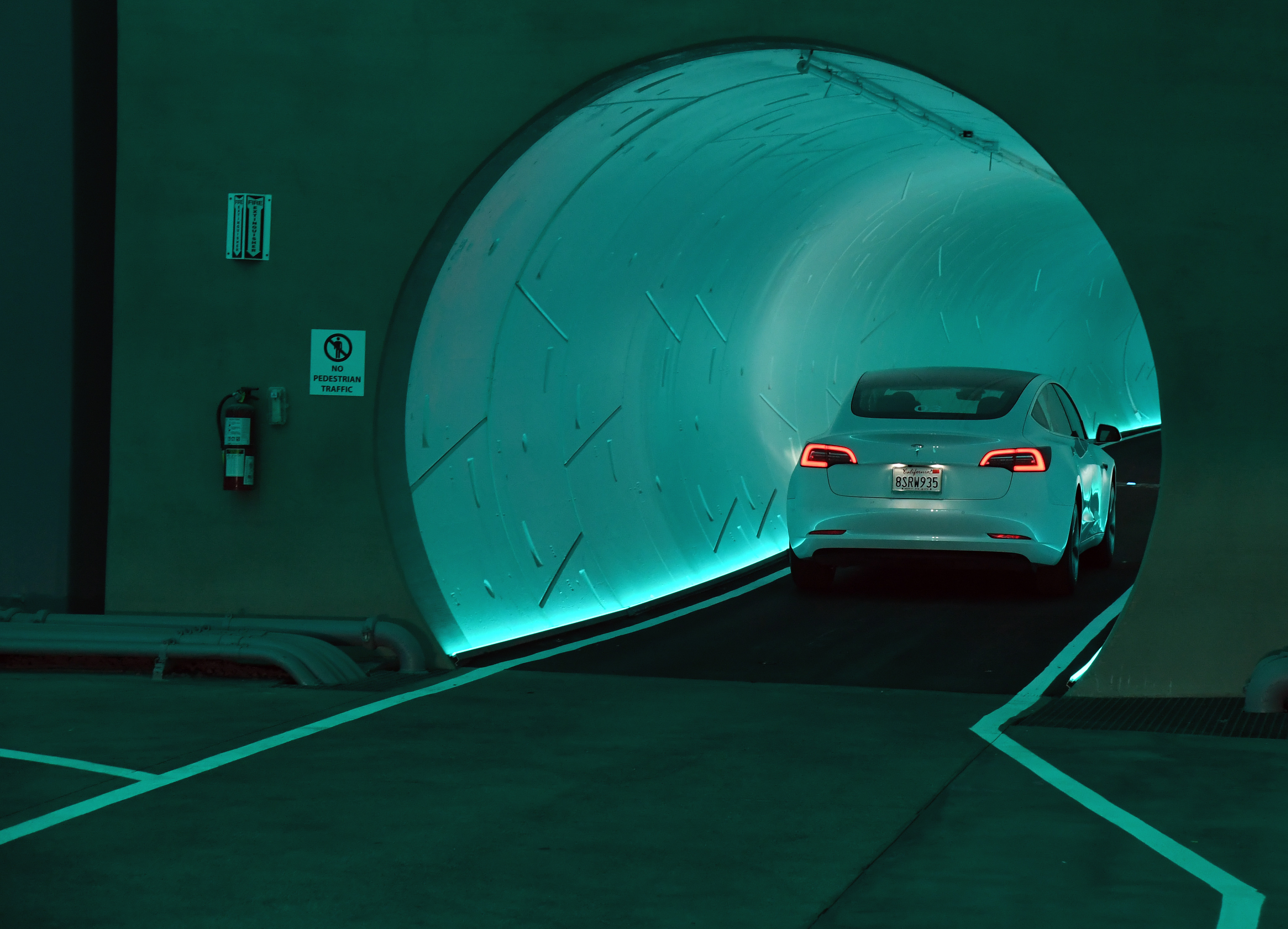 En Tesla-bil kör genom en tunnel i Centralstationen under en mediaförhandsvisning av Las Vegas Convention Center Loop den 9 april 2021 i Las Vegas, Nevada.